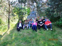 Prie generolo Povilo Plechavičiaus paminklo (pažintinė ekskursija po parką, dalis dalyvių)