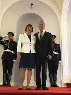 2016-07-06 Gasparas Genzbigelis su žmona Stase prieš apdovanojimų įteikimo ceremoniją (Prezidentūra)