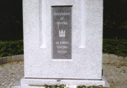 Antakalnio karių kapinės. KAM paminklas su užrašu: „Žuvusiems už Tėvynę. Jų kapai žinomi Dievui“