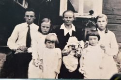 Mačionių šeima po tėvelio mirties. Iš kairės: Kostas, Danutė, Onutė, Antanina, Irena, Girdutė, Aldona. 1938 m.