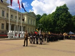 2018-07-26 Pirmojo karininko laipsnio suteikimo ceremonija S.Daukanto aikštėje Vilniuje. A.Čiro nuotr.