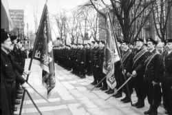 Nežinomo lietuvio kario palaikų perlaidojimo ceremonija. Kaunas, Vytauto Didžiojo karo muziejaus sodelis. 1990 m. lapkričio 23 d.