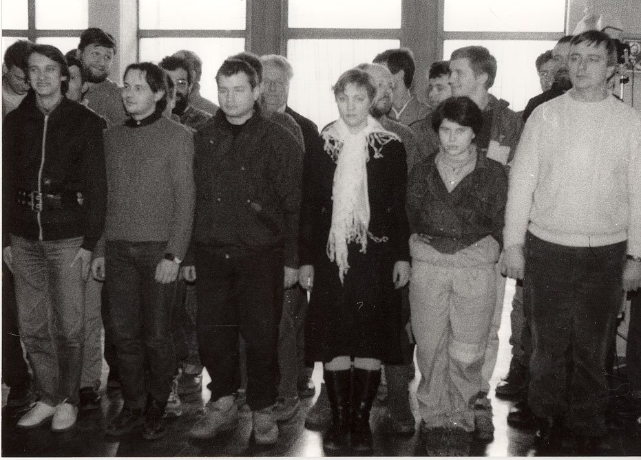 Savanoriai Aukščiausiosios Tarybos rūmuose 1991-ųjų sausį. Linas Ladiga – pirmas iš dešinės. Kunotas Vildžiūnas stovi už pusbrolio trečioje eilėje, matyti tik jo veido kraštelis. Antano Varankos nuotrauka