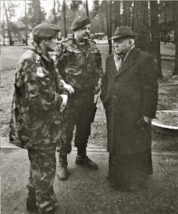 Rūdninkų poligone su kpt. Pranu Kastecku (kairėje) ir monsinjoru Kazimieru Vasiliausku (dešinėje)