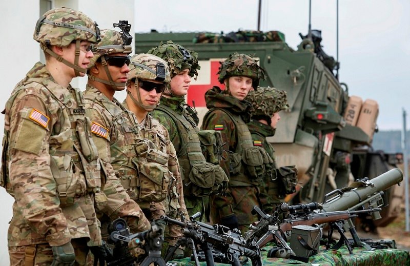 JAV kariai kviečia šeštadienį į susitikimą Vilniaus Katedros aikštėje