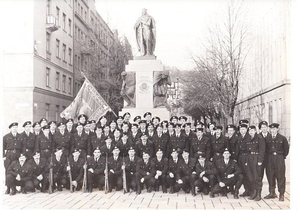 1990-11-23 priesaiką davę savanoriai dalyvaukite kariuomenės šventėje Kaune