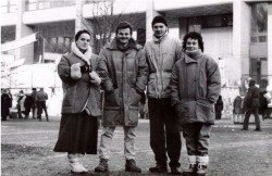Prie Aukščiausios Tarybos (AT) rūmų. Iš kairės į dešinę: Dovilė Auglytė, Vidas Čepulis, Marius Gustaitis, Rasa Nagienė. 1991 vasario mėn. (K. Nagio nuotrauka)