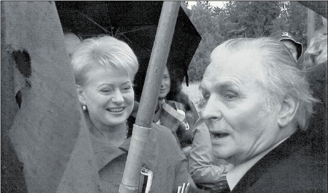 Švenčiant Baltijos kelio 20-metį, Algimantas Remeika kalbasi su Respublikos Prezidente Dalia Grybauskaite Nuotrauka iš A. Remeikos asmeninio archyvo