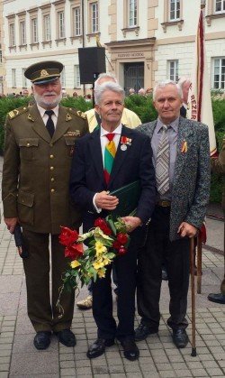 2016-07-06 Gasparas Genzbigelis su savanoriais kūrėjais bendražygiais Gediminu Juškevičiumi ir Antanu Šatu
