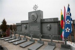 Obeliuose 2014 m. atstatytas paminklas 1941 m. Birželio sukilimo dalyviams ir sovietinėms aukoms atminti
