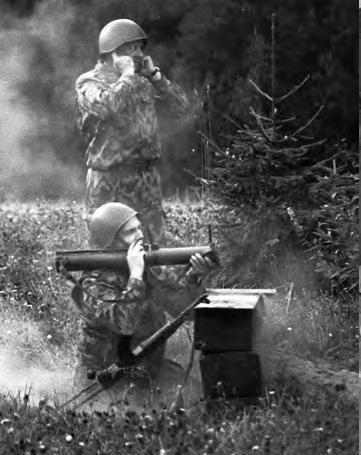 KAT efektingai panaudojo nusavintus granatsvaidžius. Savanoriai kovinio šaudymo pratybose su RPG-18. 1995 m. KASP foto archyvo nuotrauka.