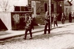 Birželio sukilimas išsklaidė Kremliaus propagandos mitą, kad lietuvių darbininkai ir smulkieji ūkininkai „mylėjo sovietų valdžią“. LAF kovotojai, jauni Kauno darbininkai, veda suimtą Raudonosios armijos komisarą.