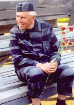 Mons. Alfonsas Svarinskas su sovietinio lagerio kalinio uniforma. Ją 2010 m. kovo mėn. pradžioje jis padovanojo Ronaldo Reigano bibliotekos direktoriui viešnagės JAV metu