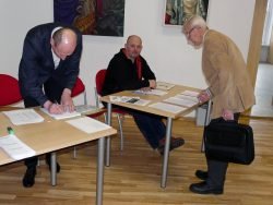 2018-01-21 Audrius ir Vytautas paskutinė kartą perskaičiuoja dalyvių registracijos įrašus. Marijus nario mokesčius jau surinko. M.Abaravičiaus nuotr.