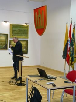 2018-01-21 Sigitas vieną po kito į tribūną kviečia sveikintojus. M.Abaravičiaus nuotr.