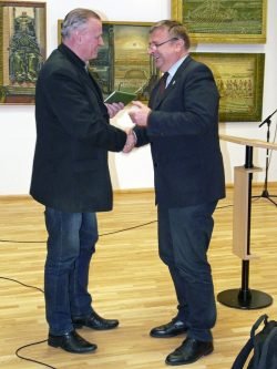 2018-01-21 Valdybos pirmininkui Sigitu Linas dovanoja Valerijaus išminties knygą. M.Abaravičiaus nuotr.