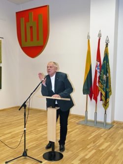 2018-01-21 Bronislovas referuoja, kam dėl Kariuomenės kūrėjo savanorio medalio statuso raštus parašė LKKSS valdyba ir kokius gavo atsakymus. M.Abaravičiaus nuotr.