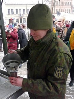 2018-02-16 Aikštėje prie krašto apsaugos ministerijos. M.Abaravičiaus nuotr.