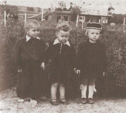 Levinzonų Leibukas ir Samukas su nežinoma mergaite. Apie 1939 m.