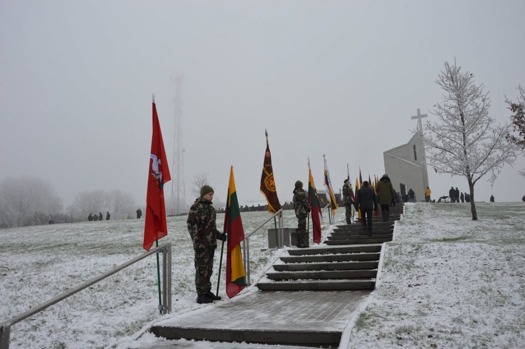Kryžkalnyje atidengtas memorialas Kęstučio apygardos partizanams