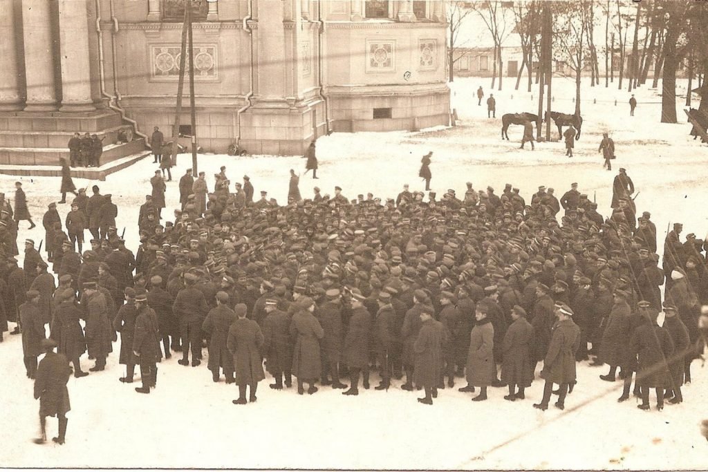 Lietuvos kariuomenės kariai prie Įgulos bažnyčios Kaune, prieš išvykdami į frontą. 1920 m. LCVA nuotr.