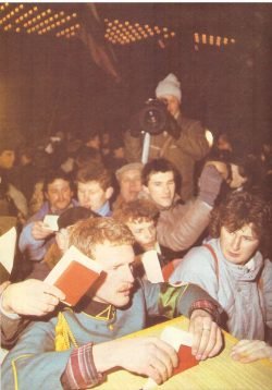 Sovietinių karinių bilietų atidavimas. Vilnius, 1990 m. vasario 16 d. K.Driskiaus nuotr.