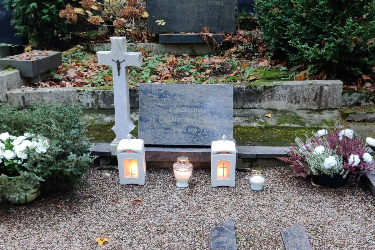 2020-11-01 a.a. LKKSS VAS nario V.Česnulevičiaus kapas Antakalnio kapinėse. L.Ladigos nuotr.