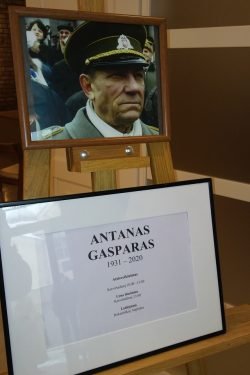 a. a. Antano Gasparo portretas prie įėjimo į šarvojimo salę Nr. 1. V.Račkausko nuotr.