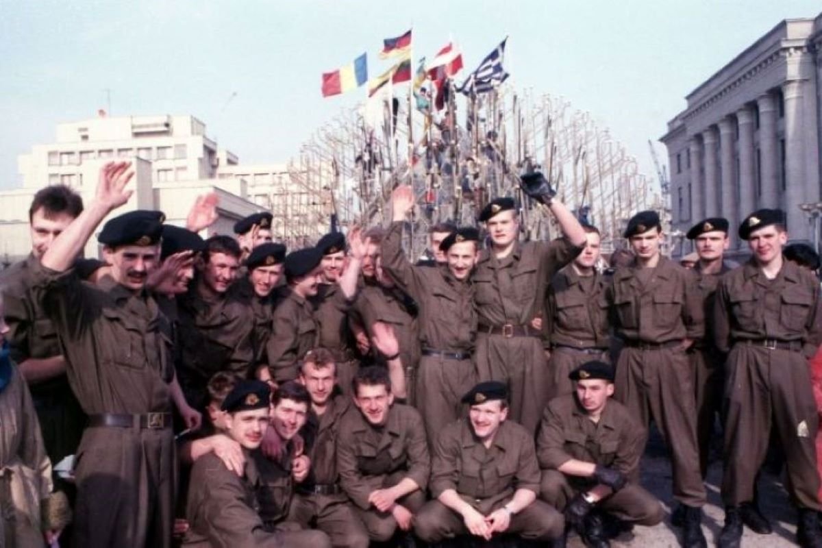 1991-03-11 Mokomojo junginio karių priesaika prie Parlamento