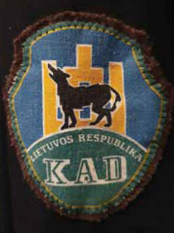 1990 m. KAD antsiuvas su vilko ženklu ant išsaugotos Ričardo Pociaus uniformos