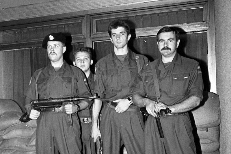 Mokomojo junginio karių grupė 1991 m. Pirmas iš dešinės – R. Gvazdauskas