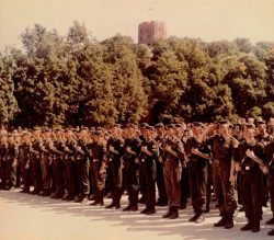 Šiai nuotraukai šiandien lygiai 30 metų. 1992 m. birželio 6 dieną Gedimino pilies papėdėje Lauko kariuomenės 1-ajai motodesantinei brigadai suteiktas „Geležinio Vilko“ vardas. 30 metų vadai į brigados karius kreipiasi – „Vilkai!“, o Vilkai atsako staugimu.