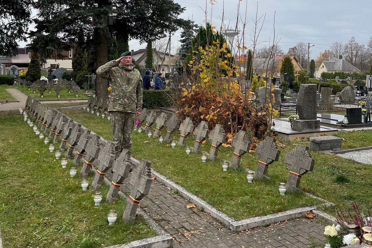Sužibo Vėlinių žvakės ant kariuomenės kūrėjų kapų