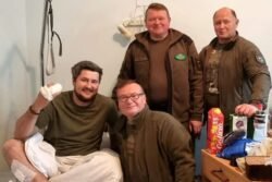 2023-10-22 Kyjivo ligoninėje ,,slaugytojai“ aplankė bičiulį Pavlo, prieš pora dienų sužeistą Chersono srityje šturmuojant kairįjį Dniepro krantą. Romo Eidukevičiaus nuotr.