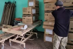 2023-10-23 „Jungtinė misija“ vienai karo ligoninei Poltavos srityje pristatė medicininės paskirties įrangos, farmacijos ir asmens higienos produktų. Romo Eidukevičiaus nuotr.