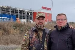 2023-10-23 „Jungtinės misijos“ nariai su su bičiuliais ukrainiečiais apsilankymu prie sunaikinto Nova Pošta pašto terminalo Charkivo srityje pagerbė žuvusiuosius darbuotojus. Čia buvo apdorojama daug humanitarinių krovinių. Romo Eidukevičiaus nuotr.