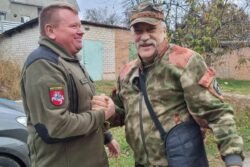 2023-10-24 Po humanitarinės pagalbos krovinio perdavimo su 1991 metų Lietuvos parlamento gynėju Ukrainos kariu Juriju Katrich. Romo Eidukevičiaus nuotr.