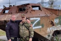 2023-10-24 Po humanitarinės pagalbos krovinio perdavimo su 1991 metų Lietuvos parlamento gynėju Ukrainos kariu Juriju Katrich. Romo Eidukevičiaus nuotr.