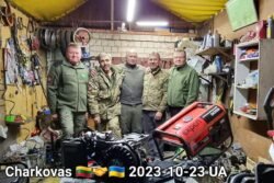 2023-10-23 Charkive „Jungtinės misijos nariai aplankė auksines rankas turinčius savanorius jų dirbtuvėse , pristatė jiems reikalingos specialios įrangos, remonto darbams. Romo Eidukevičiaus nuotr.