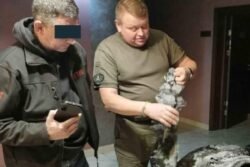 2023-10-22 Jungtinės misijos nariai susitiko su Pasieniečių klubo nariu, kovojančiu Ukrainos ginkluotosiose pajėgose ir perdavė specialiųjų priemonių. Romo Eidukevičiaus nuotr.