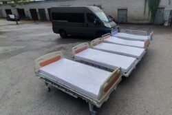 2023-09-15. Į Iziumo karo ligoninę vešim penkias sukomplektuotas lovas, kurias parūpino Gintautas Miškinis, naujus čiužinius paaukojo geri žmonės. . Arūno Surdoko nuotr.