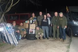 2023-10-31 vakare Charkive. Kartu su savanoriais, dalis paramos jau iškrauta. Arūno Surdoko nuotr.