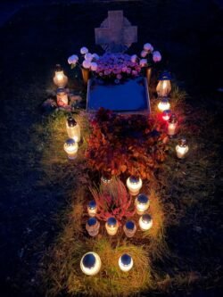 2023-11-01 Prie LKKSS VAS garbės nario mons. Alfonso Svarinsko kapo partizanų memoriale Ukmergės Dukstynos kapinėse. A.Vareikio nuotr.