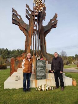 2023-11-02 prie „Čiobiškio ąžuolo“ – monumento, skirto 1944-1950 m. Musninkų valsčiuje veikusiems DKA, kuriai vadovavo Jonas Misiūnas-Žalias Velnias, partizanams, ryšininkams ir rėmėjams atminti. G.Trakimo nuotr.