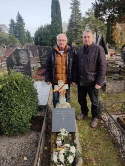 2023-11-02 Čiobiškio kapinėse prie DKA štabo v-ko Jono Markulio - Vaiduoklio, žuvusio Čiobiškio vaikų prieglaudoje, kapo. G.Trakimo nuotr.