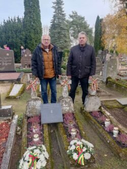 2023-11-02 Čiobiškio kapinėse. Prie DKA štabo narių, žuvusių Čiobiškio vaikų prieglaudoje, kapo. G.Trakimo nuotr.