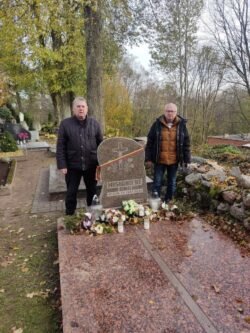 2023-11-02 Čiobiškio kapinėse. Prie DKA vado Jono Misiūno-Žalio Velnio žmonos Onos Misiūnienės kapo. G.Trakimo nuotr.