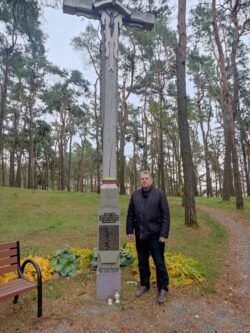 2023-11-02. Prie kryžiaus Žaslių valsčiaus partizanams atminti. G.Trakimo nuotr.