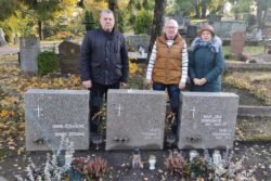 2023-11-02 Vilniaus Rokantiškių kapinėse. Prie Emilijos Trakimienės, kurios sūnus Benediktas tapo DKA partizanu, o dukros Marija, Anastasija, Veronika, Apolonija ir Ona aktyvios DKA ryšininkes ir rėmėjos, kapo. G. Trakimo nuotr.