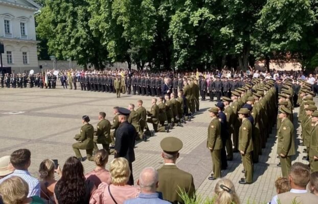 Kariuomenės kūrėjai kviečiami į pirmojo karininko laipsnio suteikimo ceremoniją